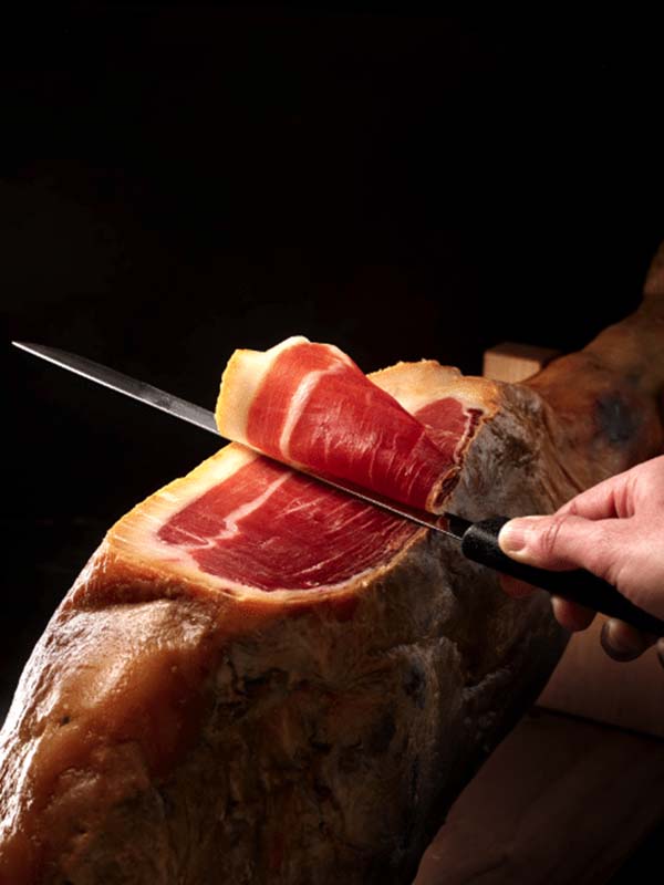 https://www.foodyvino.com/wp-content/uploads/2018/12/animation-decoupe-jambon-serrano-traiteur-1.jpg